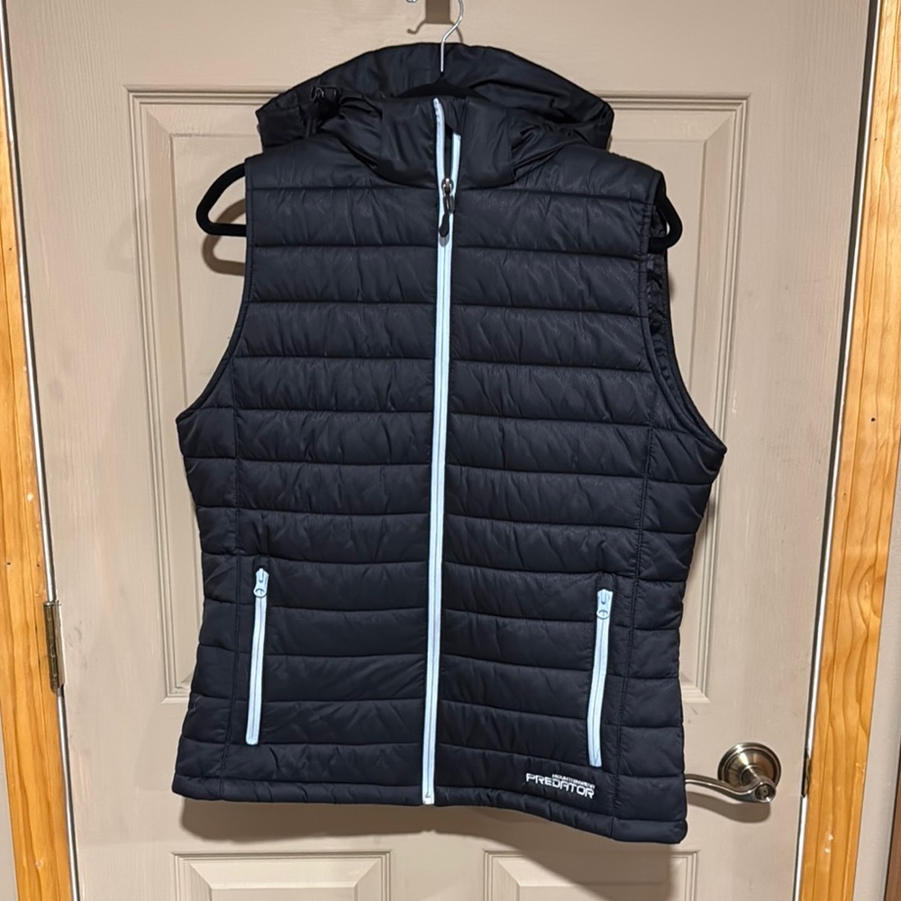 Predator Mountainwear Hooded Puffer Vest. Black with light blue zippers. Size 14